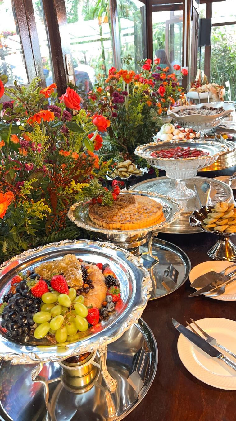 Ilha do buffet com flores e pratas